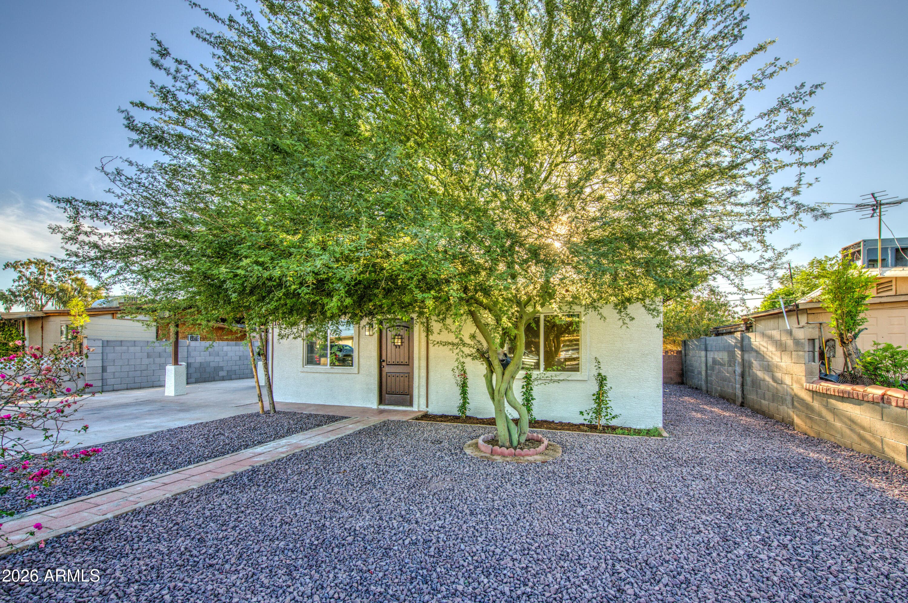 1648 N 38TH Drive — photo 4 of 37