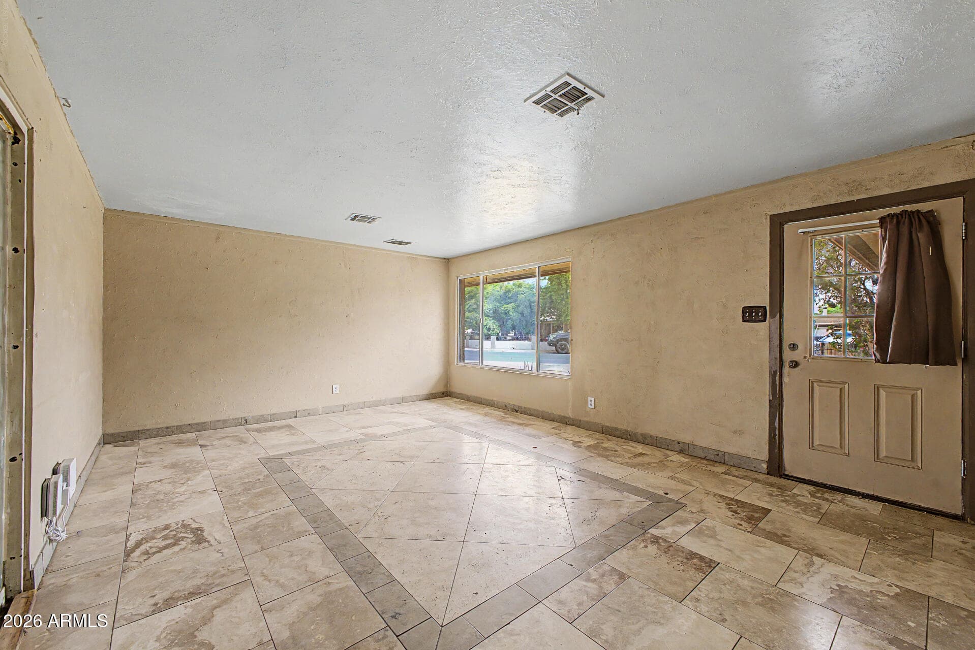 4146 N 56th Drive — photo 2 of 23
